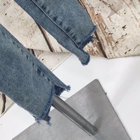 Maurice 4 Short High Rise Light Destructed Step Raw Hem Light Wash NEW - Picture 6 of 6